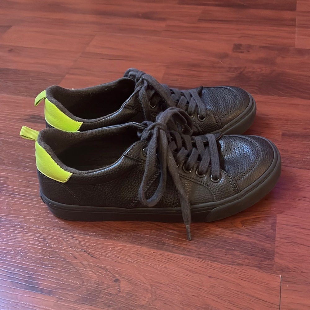 Old Navy shoes (boys)